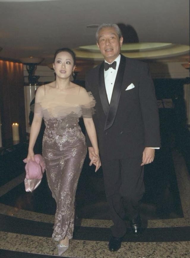 章小蕙和陈曜旻的恋情维持了7年,陈曜旻最后也以破产收场,于日前在