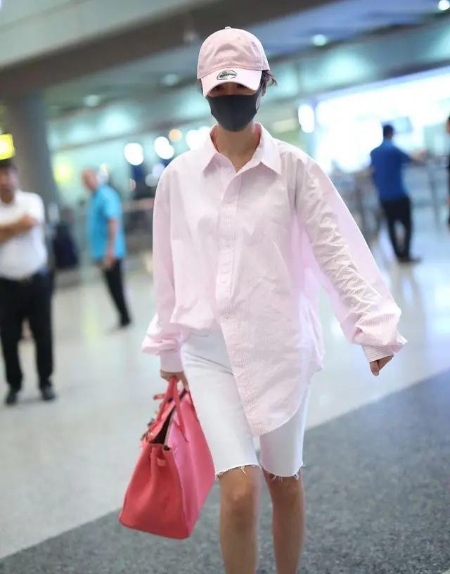 撇下女儿小海豚霍如夫妇深夜牵手散步被市民喊乾隆快步离去