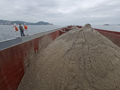 福建福州海警查获万吨级运砂船