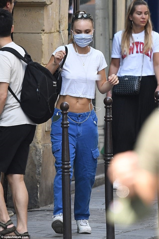 德普女儿和甜茶分手后首露面戴口罩行走巴黎白t穿得随性平坦小腹抢镜