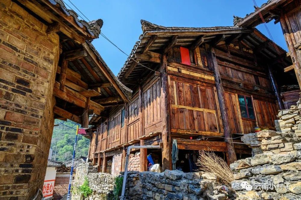 地面进入中层住人的大门用方块石条或木板砌成一级一级而上的阶梯石别