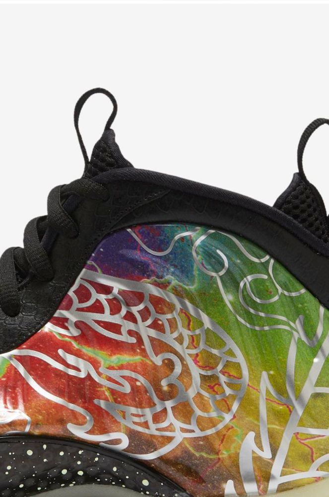 air jordan   low 该鞋款采用黑白撞色设计,与鞋面繁星炫彩图案拼接相