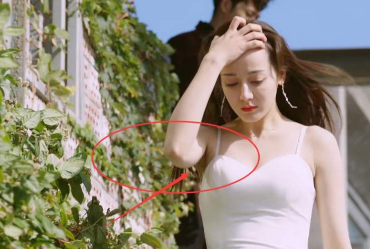 迪丽热巴穿婚纱白到发光,抬手撩发却被"腋窝"抢镜,我没看花眼吧!