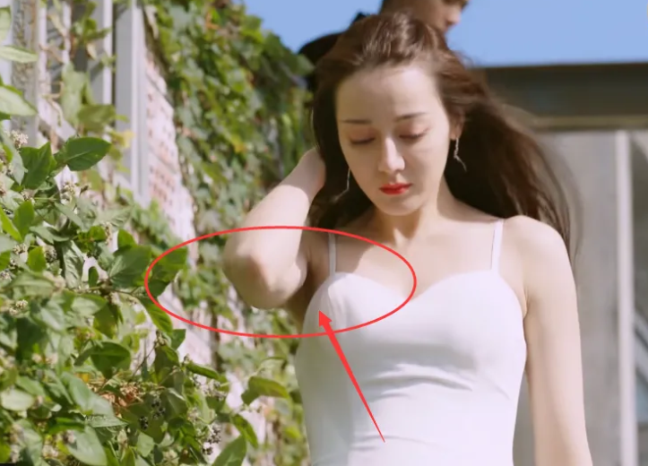 迪丽热巴穿婚纱白到发光,抬手撩发却被"腋窝"抢镜,我没看花眼吧!