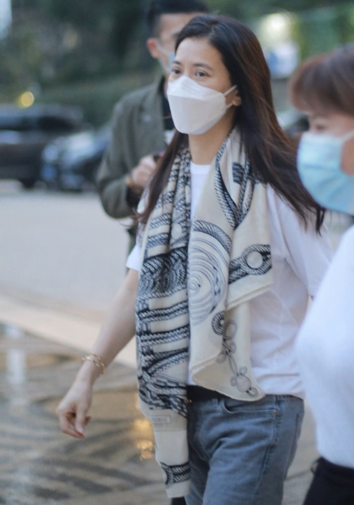 袁咏仪低调出街,素颜戴口罩略显老,休闲t恤搭牛仔裤没明星包袱