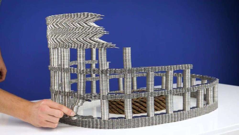 电玩城的硬币塔终于倒下了场面十分壮观老板这下亏大了