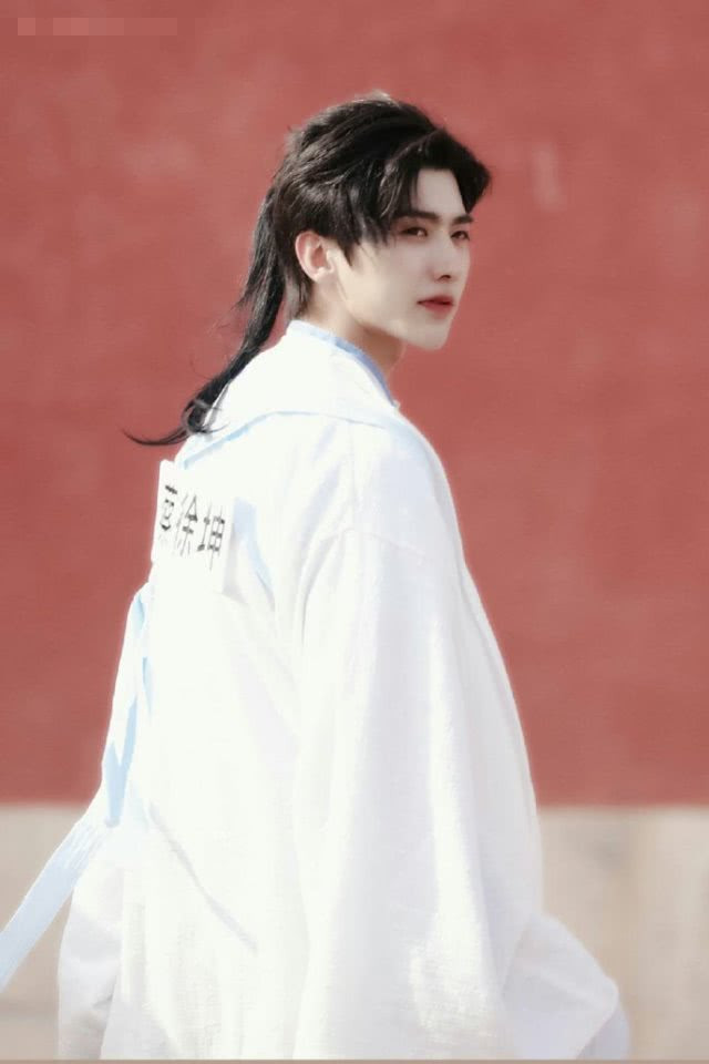 蔡徐坤和大妈玩游戏急眼了 看他手上的动作 女粉会被吓哭吧 腾讯新闻