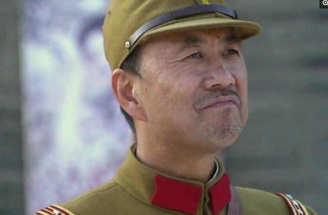 平田康之,日本演员,因年龄及长相,他出演的日军军官至少是大佐及以上.