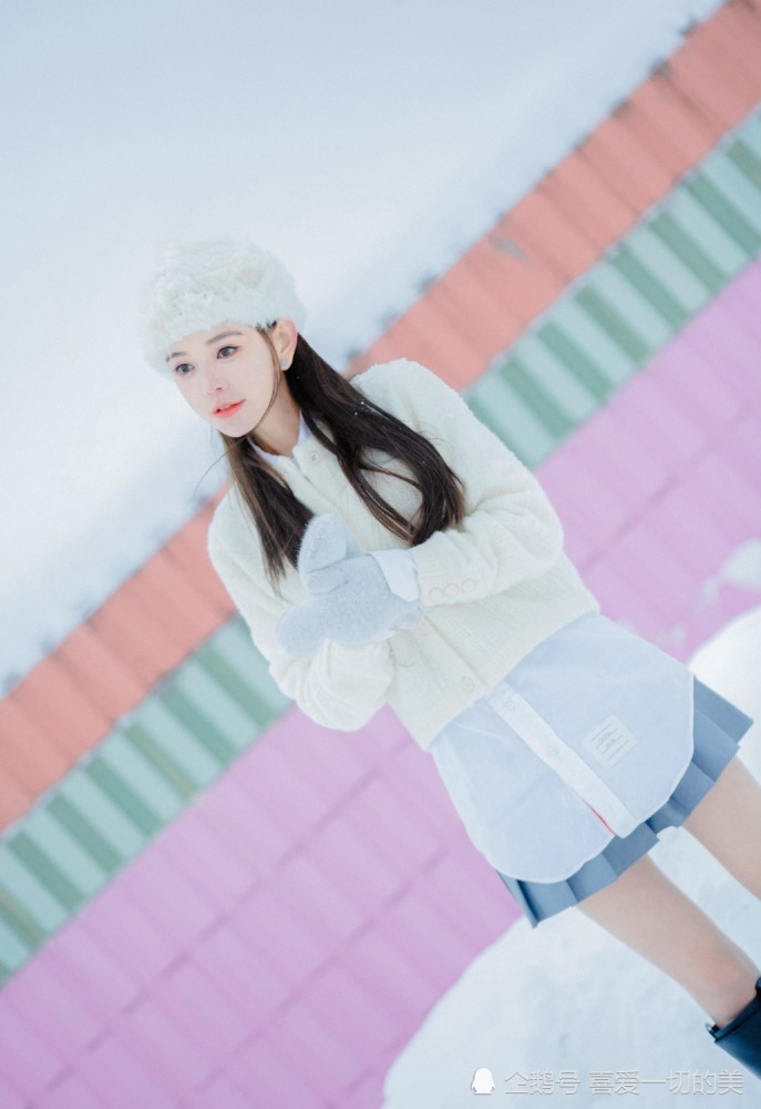 靓靓聊第54期像雪精灵般的美女在雪地中玩雪真的很美丽动人