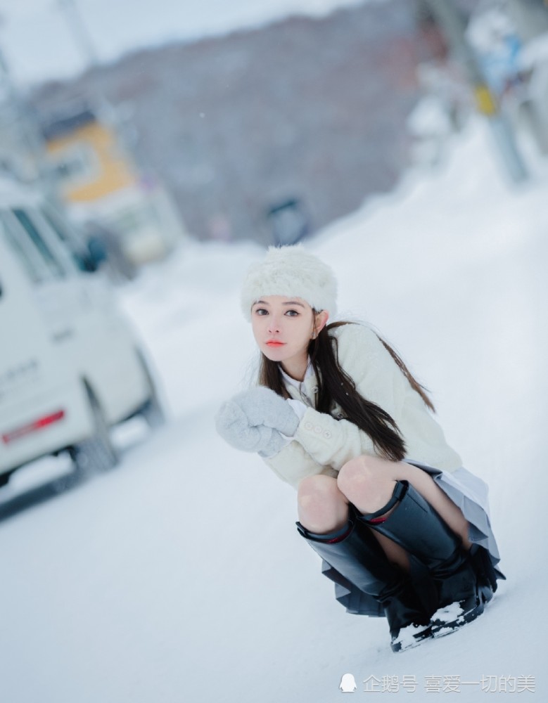 靓靓聊第54期像雪精灵般的美女在雪地中玩雪真的很美丽动人