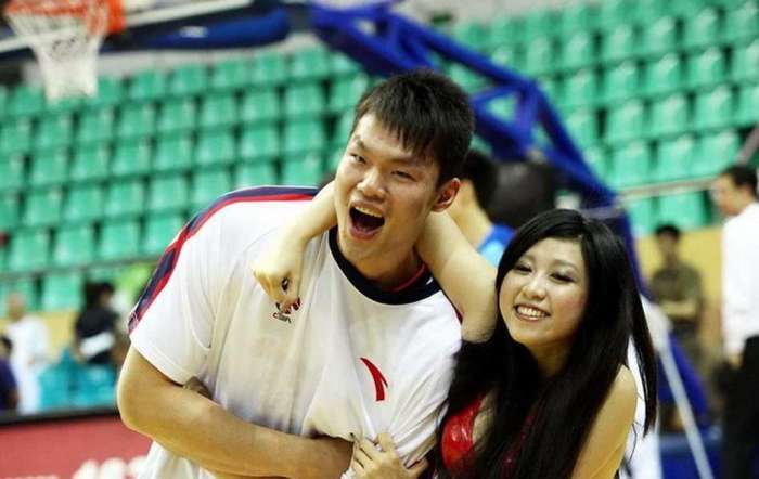 朱芳雨友情提醒赛车手喝酒不开车 球迷:你喝了酒打球更厉害