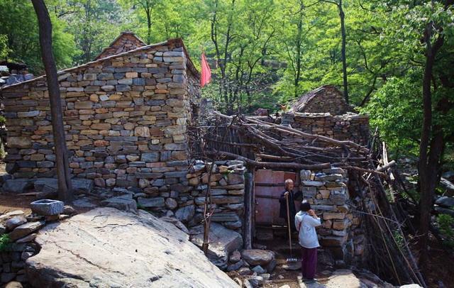 位于祁蒙山深处的古村落,古朴原始,田园生活岁月静好_腾讯新闻