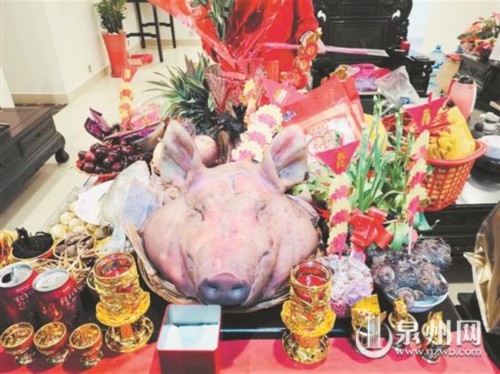 面线常见于闽南人各大祭祀场合猪脚面线,汤浓味美.