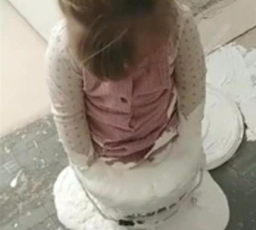 2岁萌娃站进油漆桶里玩得不亦乐乎 网友 这孩子肯定是不能要了 腾讯新闻