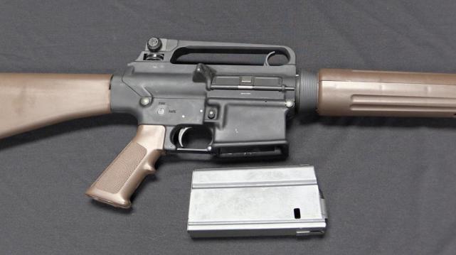 ar-10还有轻机枪版本?配250发弹箱,背在身上如同幼儿园背包