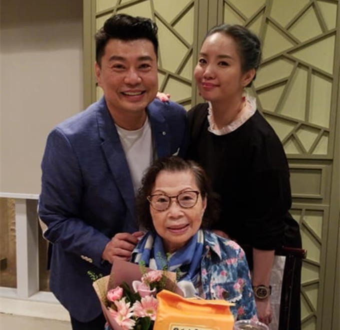 阮兆祥52岁生日老搭档梅小惠为其庆生爱情长跑20年女友未陪伴