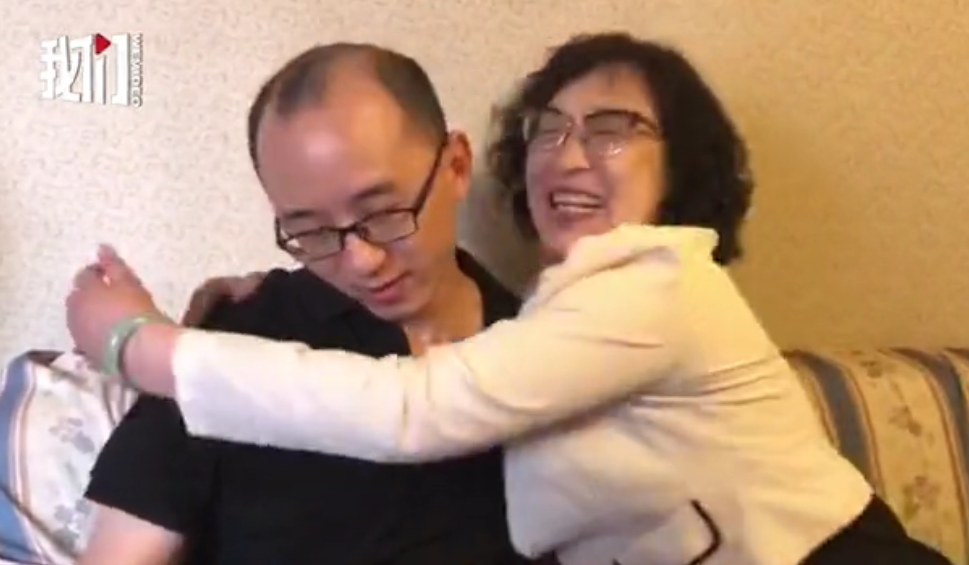 儿子被拐32年终团聚李静芝抓着他的手害怕再丢了