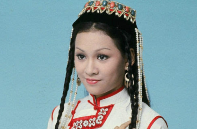 就是不懂任何武功了,她基本就是个花瓶,只能被陈家洛和霍青桐保护着