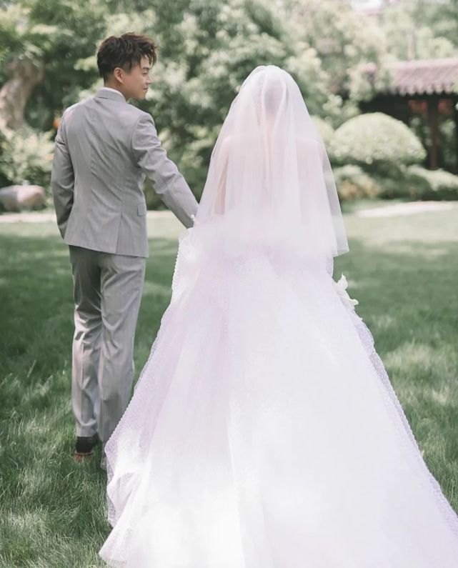 王牌主持人沈涛结婚照曝光新娘不是费费妻子颜值不输小花