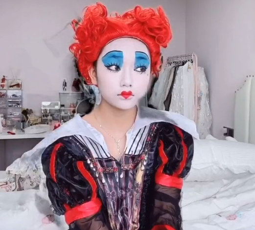 初中生仿妆"红皇后",第一眼:哪来的勇气,成品:收下我的膝盖!