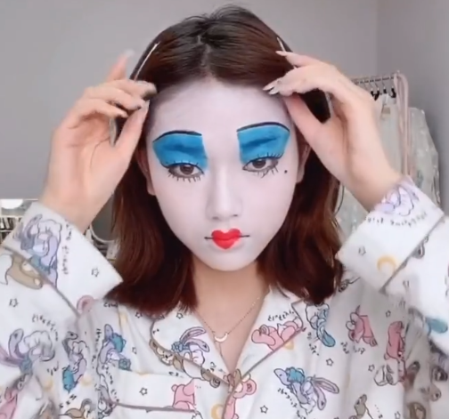 整个妆容已经绘画完毕了,只是我们看到这位姑娘和红皇后的样子还是