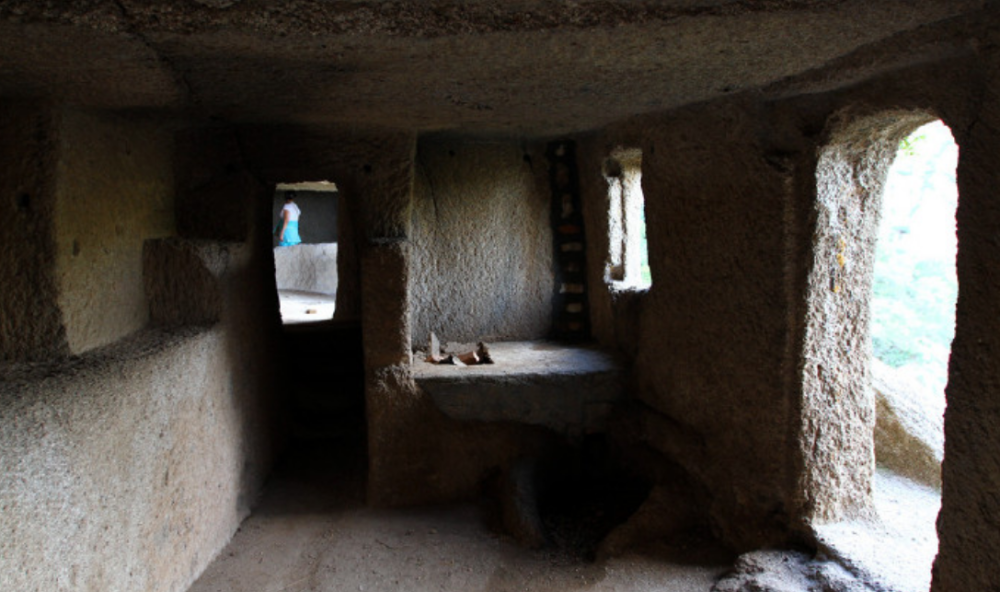 近邻北京有两处古崖石窟,军事,生活功能兼具,相传为奚族人所建