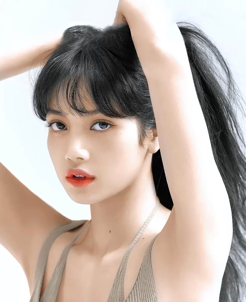 lisa六月时尚大片来袭,芭比粉也能穿出高级感,散发出极致的魅力