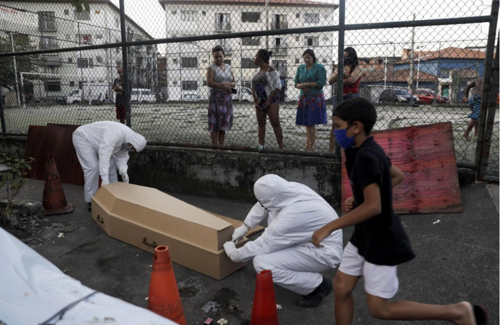 巴西累计死亡数已超两万,街头陈尸30小时无人理,总统还吵着要开放