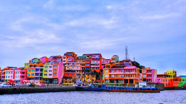 浙江新晋网红"彩虹村",外观像一个七彩小岛,建筑相当别致!