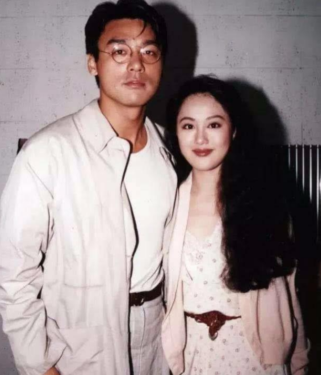 "香港第一败家女"章小蕙近照爆出,淡妆出镜,长发意外抢镜