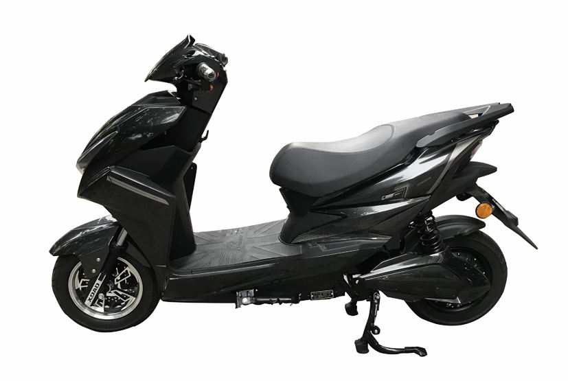 小刀旗下代步电摩,led光源 液晶仪表盘,智能补电,续航里程95km