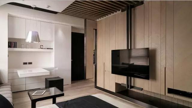 用悬挂的方式将电视机安置,略带倾斜的电视给予最为适宜的观影效果.