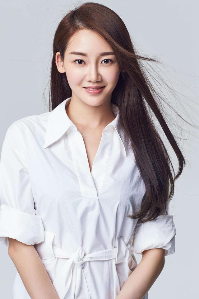 郑恺苗苗521晒结婚证简约的白衬衫满脸洋溢着幸福