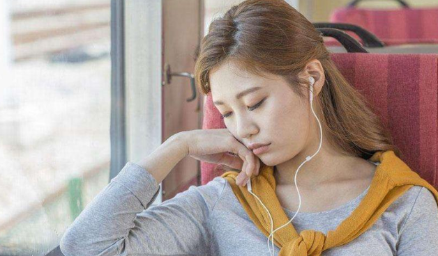 长期戴耳机听歌睡觉,大脑到底会发生什么变化?不看不知道