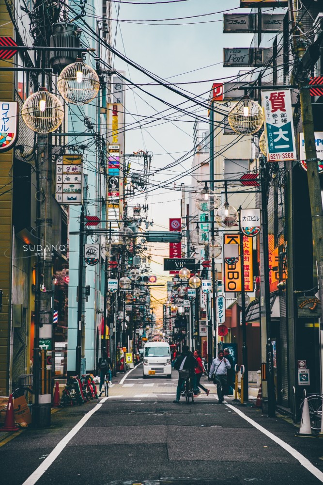 日本人口密度大於中國但狹窄的城市街景如此驚豔豎構圖攝影