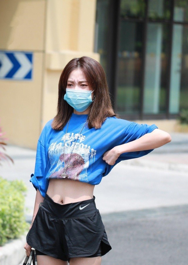 青春有你2乃万粉丝献土味横幅有谁注意乃万手上纹身是什么