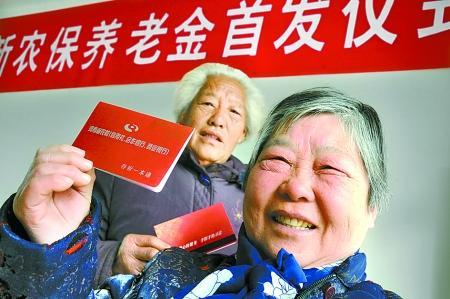 假如每月给年满60岁的农民发放1500元的退休金,这个可行吗?