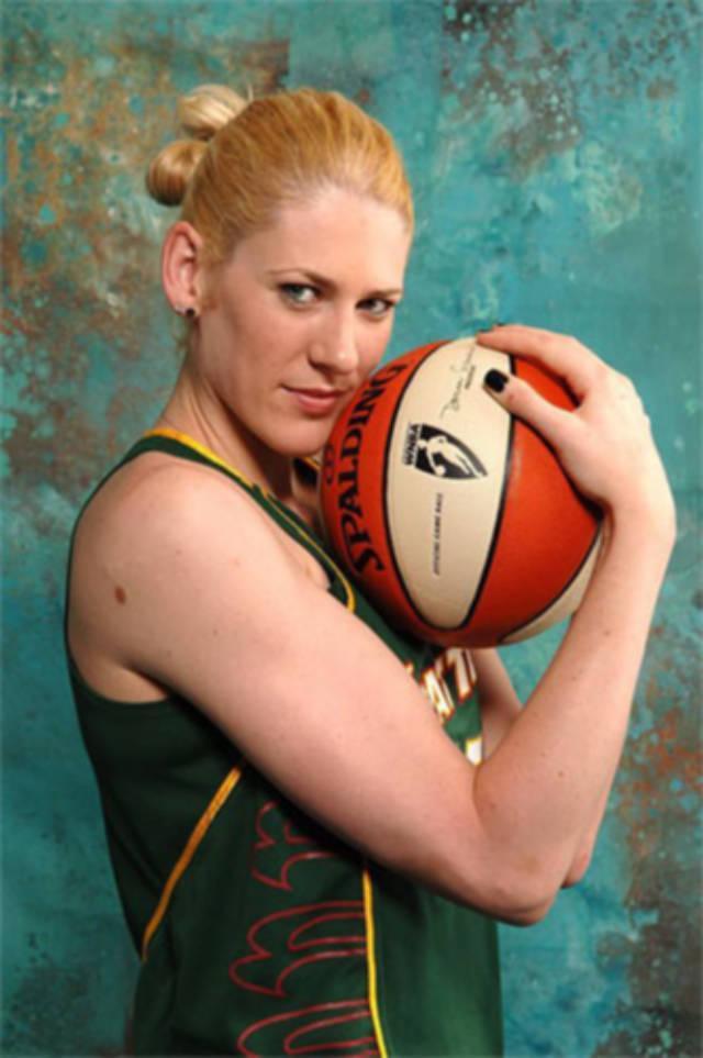 澳洲女篮球星大胆示爱姚明,奥运会上拥抱姚明,曾代表中国夺冠军