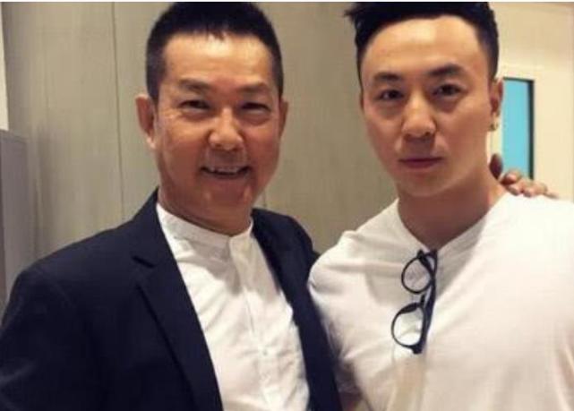 七小福现状,洪金宝坐轮椅,元华变老太,只有他还年轻