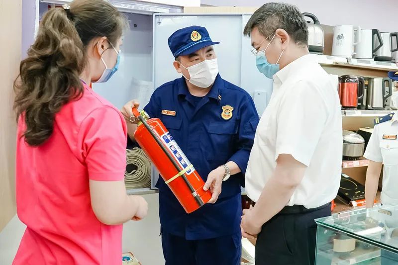 检查结束后,刘伦波副区长对"两会"消防安保工作提出