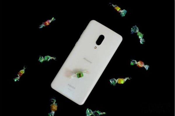 夏普aquoszero2开售屏幕刷新率高达240hz