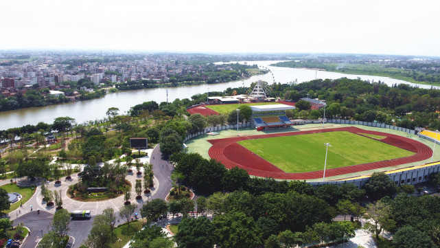 鸟瞰吴川江心岛生态公园全貌,市民休闲好去处.