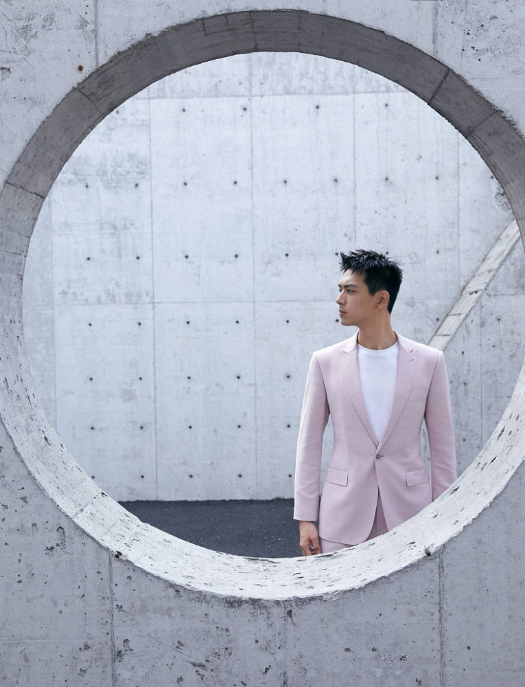 夏日少年李现全新刺猬头造型上线穿粉色西装逆生长狙击人心