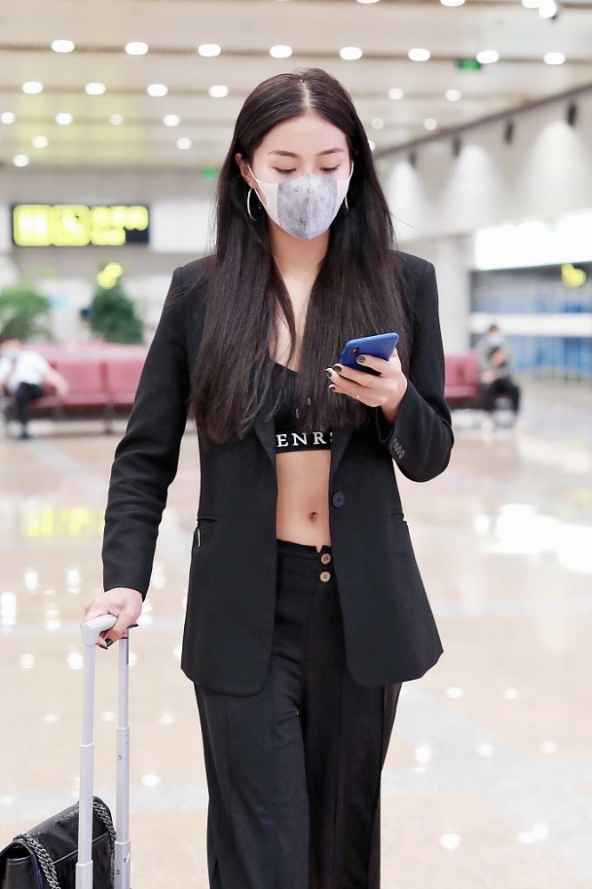 屈楚萧前女友万籽麟被分手后亮相穿露脐装秀身材气场slay