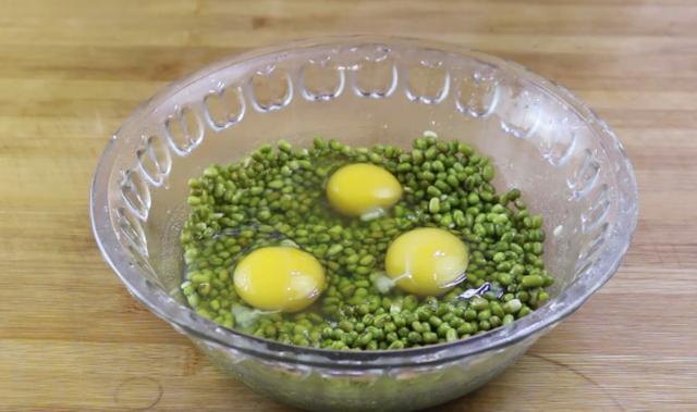 夏天多吃绿豆打入3个鸡蛋教你1个秘制做法大人孩子都爱吃