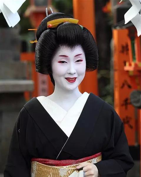 古代日本女子剃眉毛染黑牙她们为何会青睐这又丑又吓人的妆容