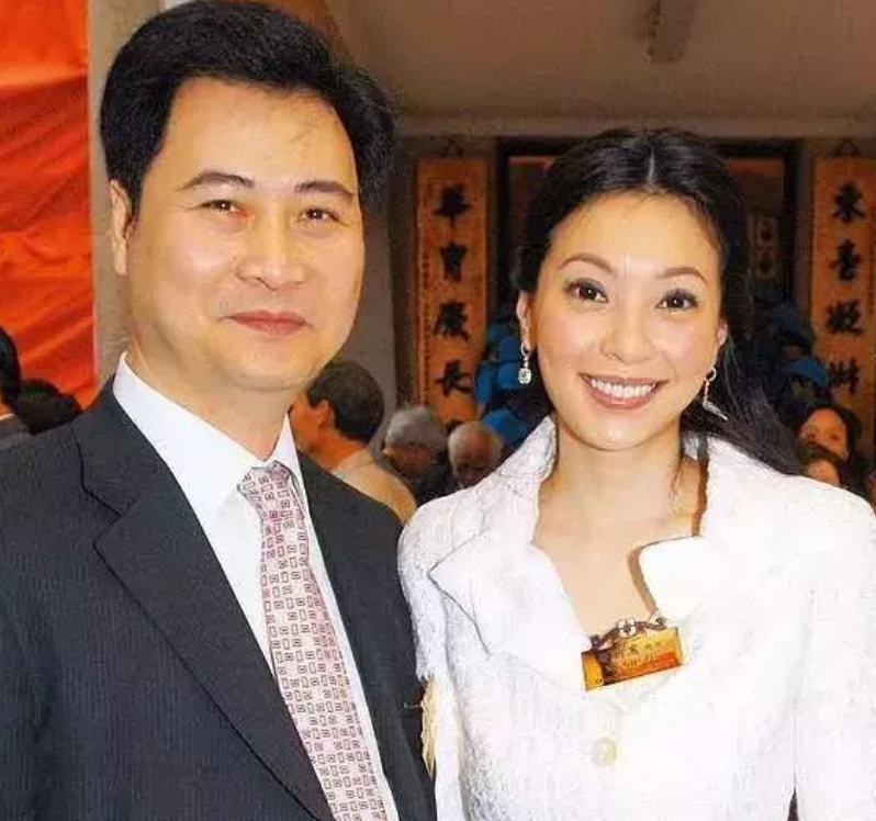 身价不菲的傅明宪,很受名流们的喜爱,于是在各种聚会中,她结识了不少