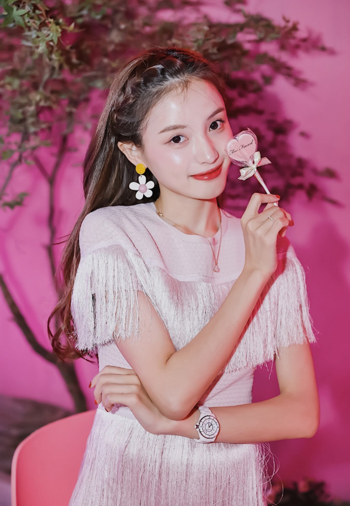 林小宅好仙气,穿白色印花裙出镜,配花朵刺绣包甜美又清纯_腾讯新闻