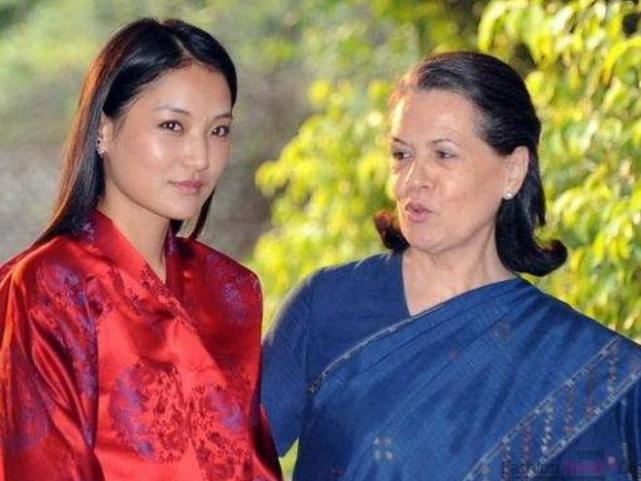 不丹太皇太后90大寿佩玛王后抱着皇子贺寿美人依旧眉头紧锁