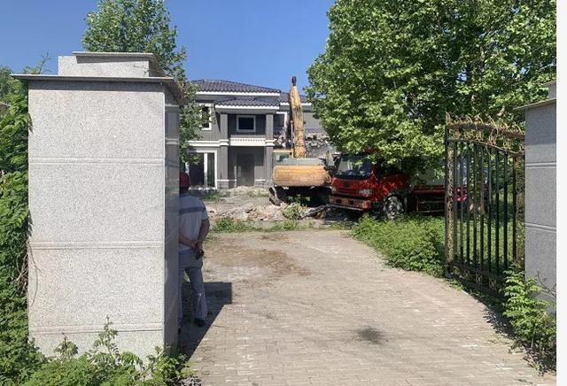 据了解,该违建别墅此前为闲置状态,在北京市违建别墅普查工作中,该